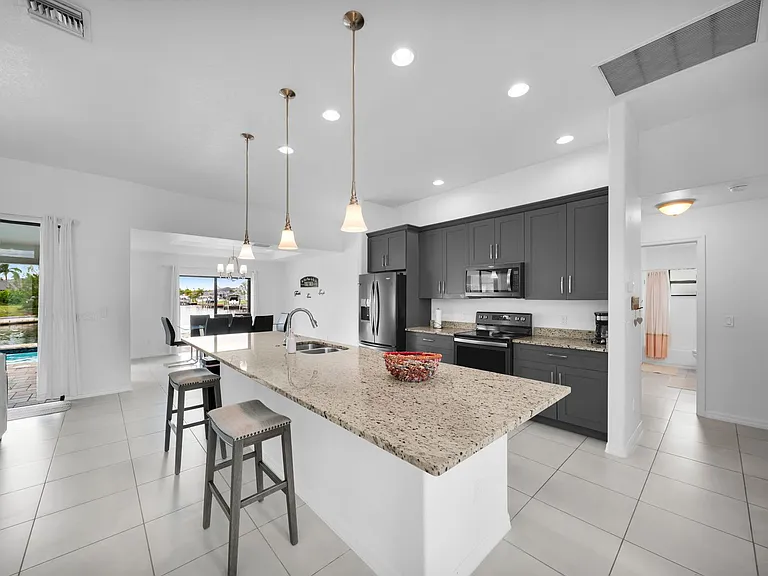 2204 SW 30th Ter — Photo 10