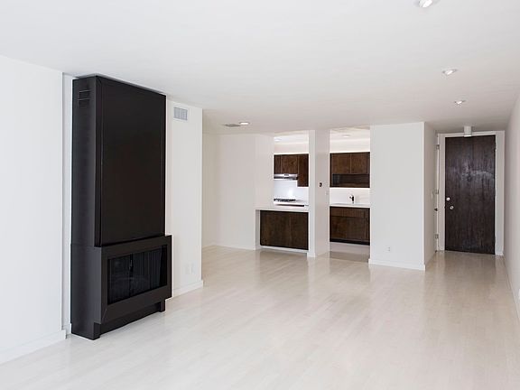 5th image of 1147 N Clark St