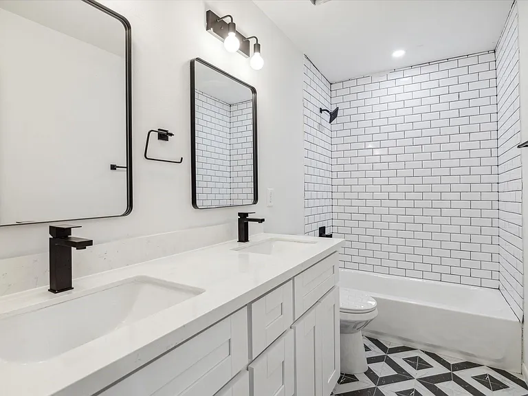 306 E 40th St #1/2 — Photo 5