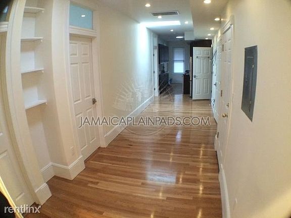 106 Hyde Park Hallway