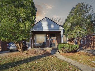 1292 Aline Dr, Grosse Pointe Woods, MI 48236