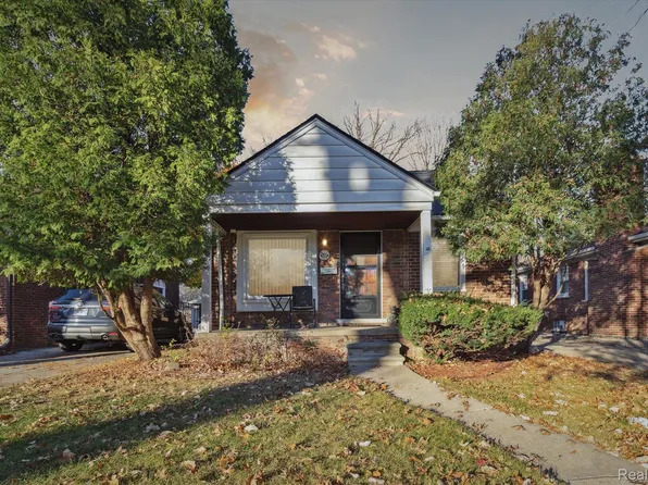 1292 Aline Dr, Grosse Pointe Woods, MI 48236