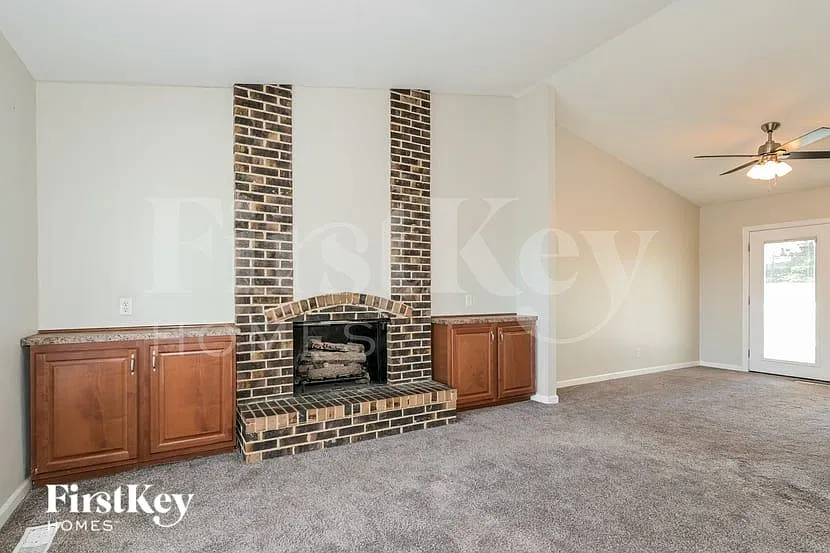 3 bed, 3.0 bath, 1716 sqft, $2,400 — Photo 3