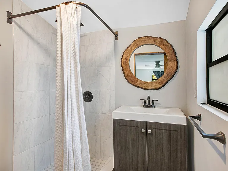 1010 W Grace St — Photo 15
