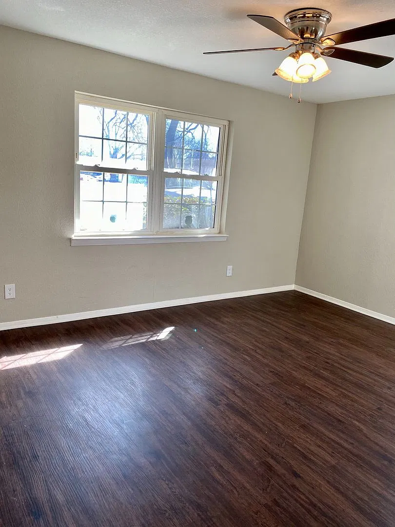 3 bedroom / 2 bathroom / 2 car garage — Photo 4