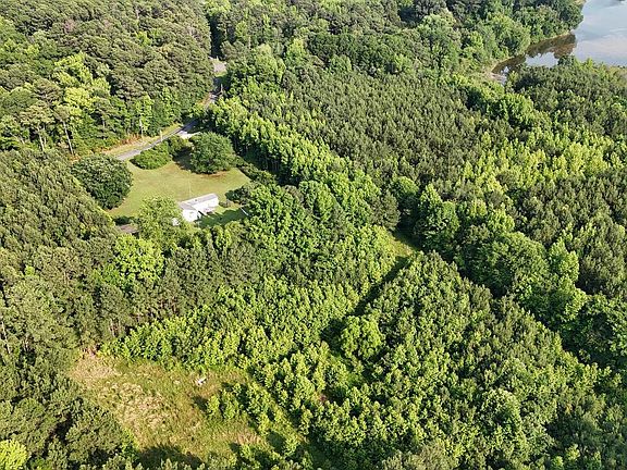 5th image of 21047 Abell Rd