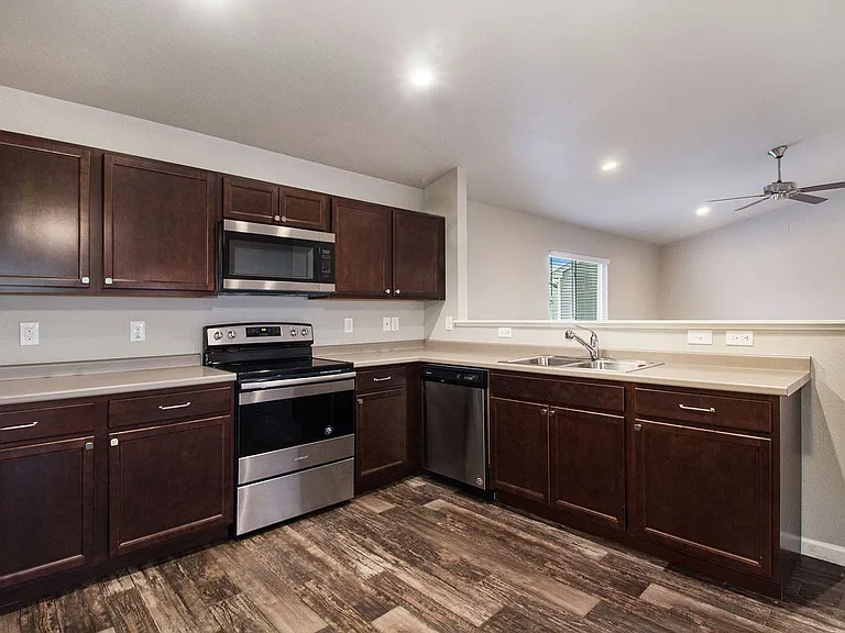 372 White Pine Ct — Photo 4