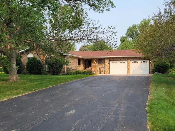 2500 Brookside Dr, Minot, ND 58701
