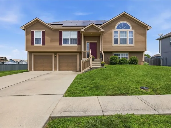 9712 E 222nd St, Peculiar, MO 64078