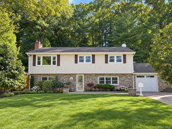 86 Iceland Drive, Huntington Station, NY 11746