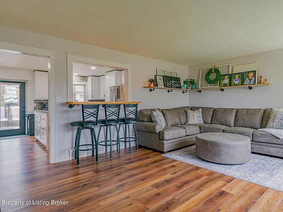 3rd image of 1094 Foster Dr