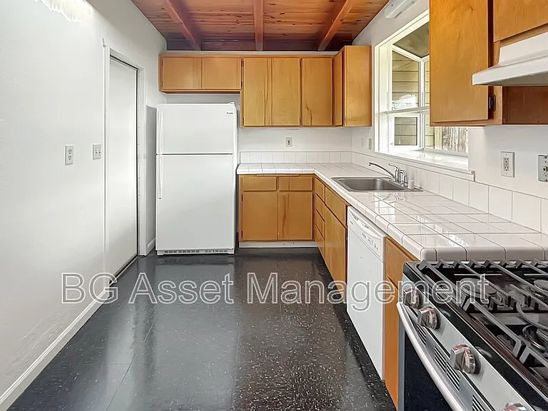 1526 Visalia Ave — Photo 5