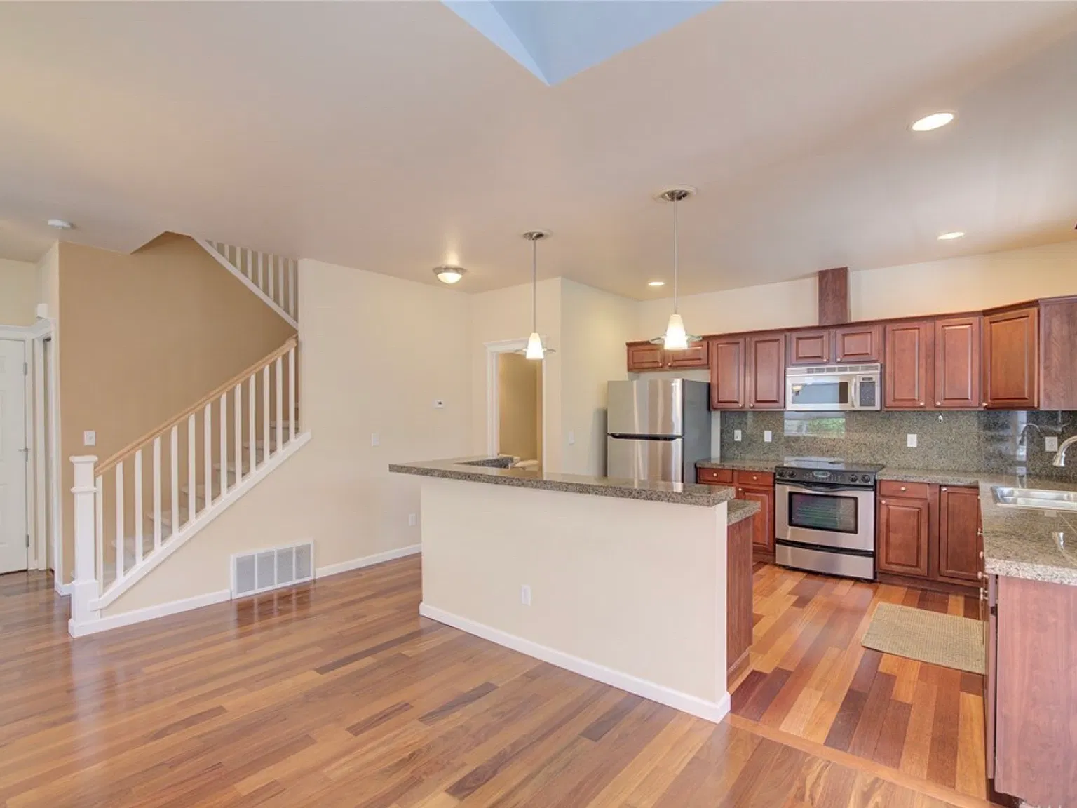 3 bed, 2.5 bath, 1561 sqft, $3,600 — Photo 2