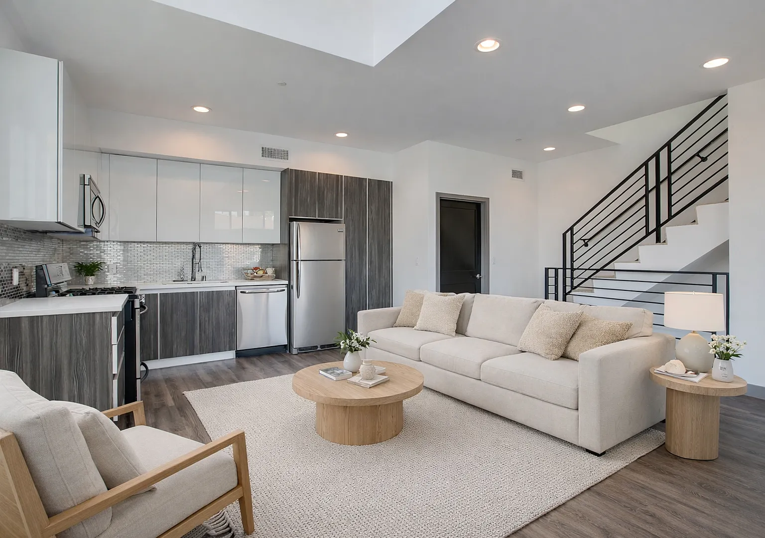 Come home to these New Modern Townhouse in Silverlake! — Photo 1