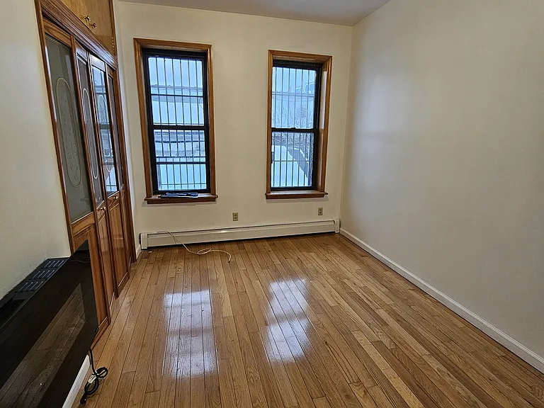 1824 E 2nd St #1R — Photo 9