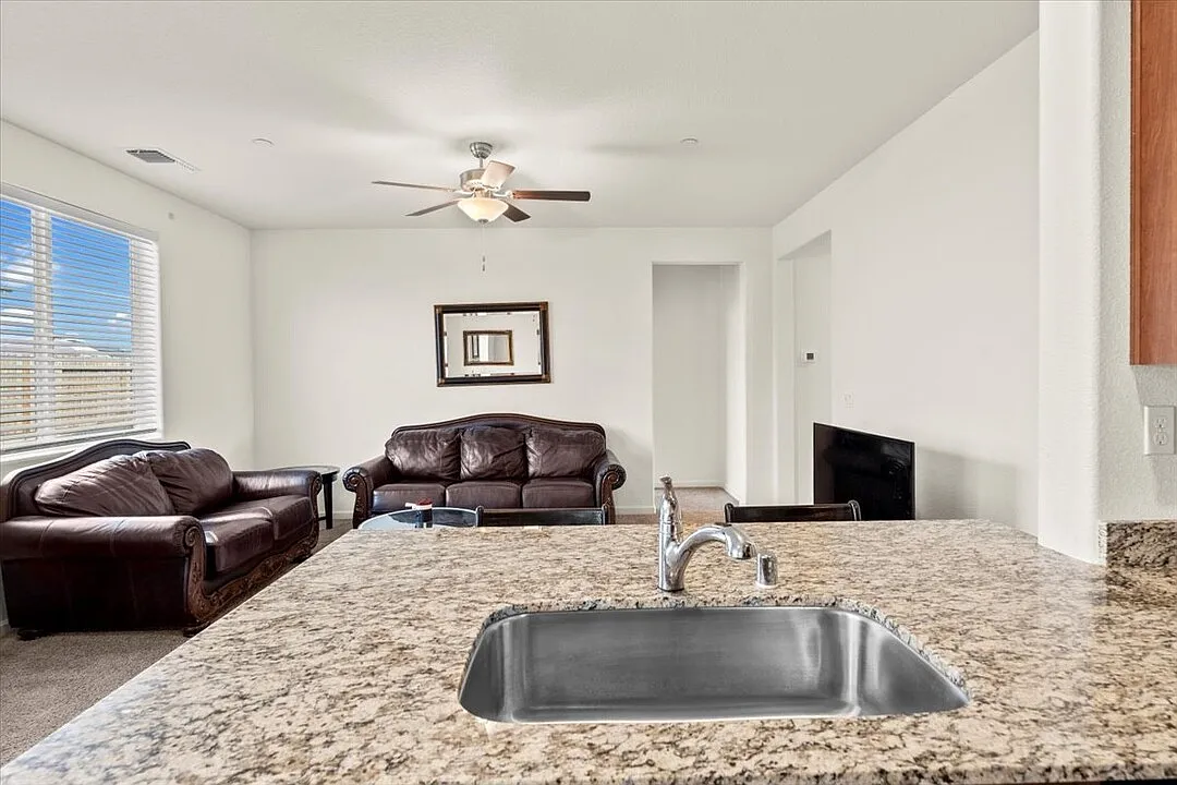 3 bed, $5,000 — Photo 4