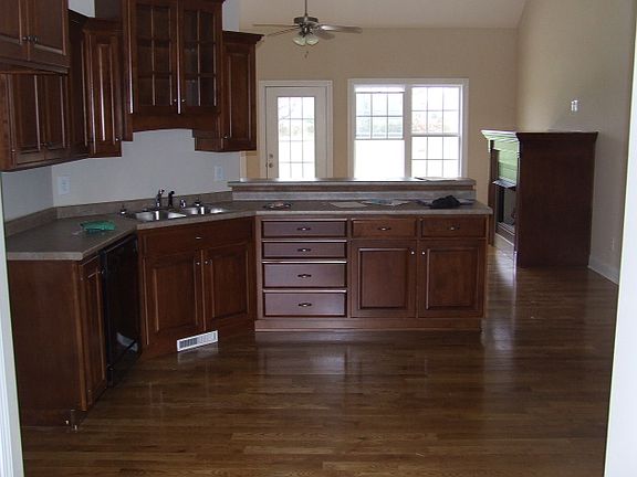 Kitchen (1 of 2)