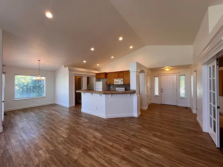 588 Wedge Ln — Photo 3