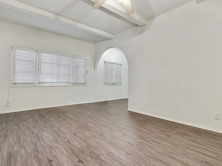 232 S Reeves Dr — Photo 20