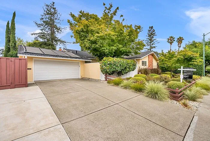 5 bed, 2.0 bath, 2018 sqft, $5,650 — Photo 3
