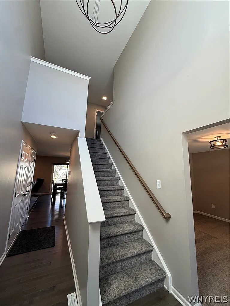 3 bed, 2.5 bath, 2091 sqft, $3,800 — Photo 2