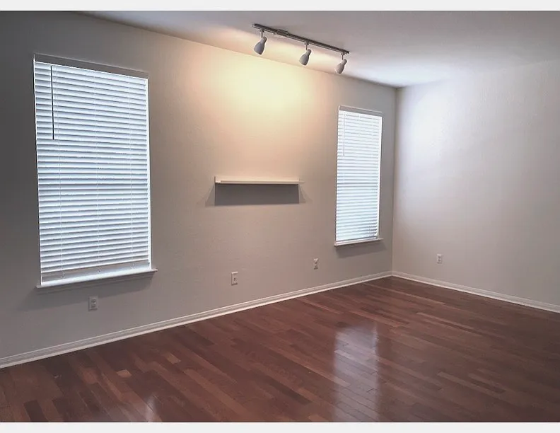 spacious family room - 3600 Roller Xing