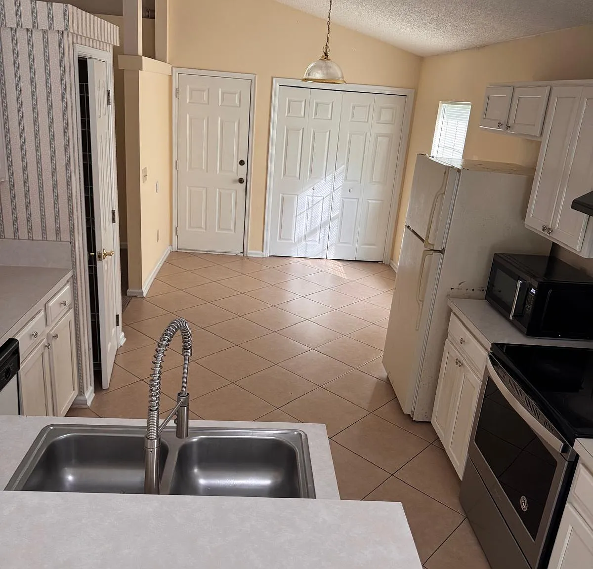 4 bed, 1732 sqft, $2,200 — Photo 3