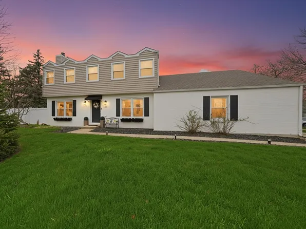 1335 Leverenz Rd, Naperville, IL 60564