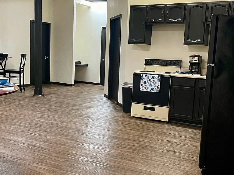210 N Chestnut St — Photo 11