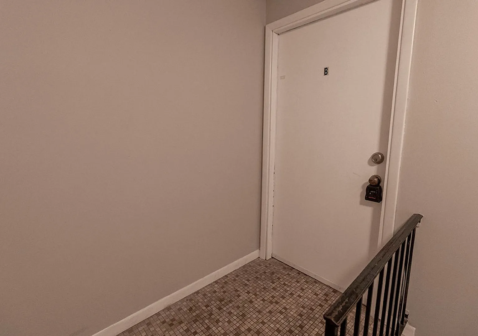 Adorable 2 bedroom Triplex — Photo 2