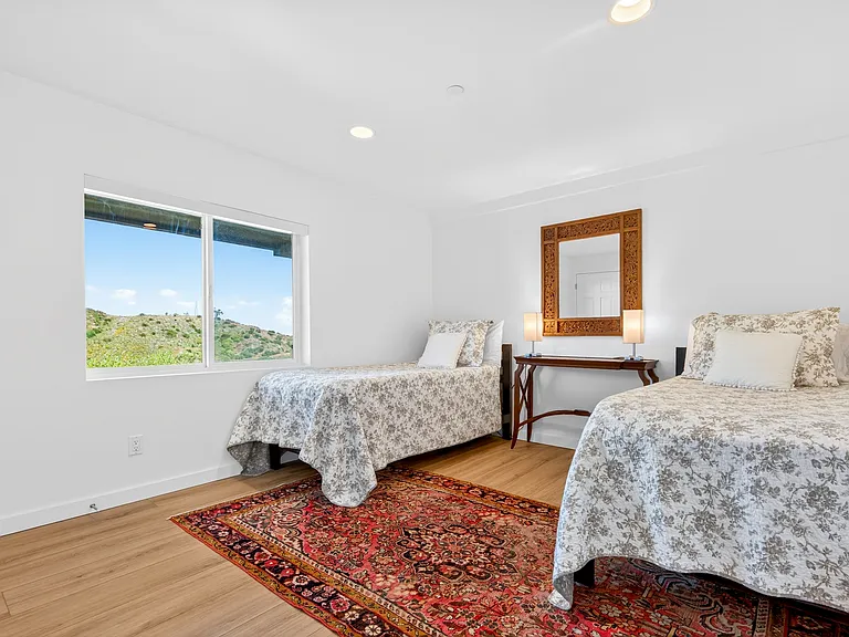 4302 Ocean View Dr — Photo 32