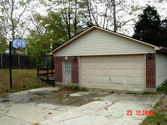 2.5 Car Garage with 10 ft Ceiling