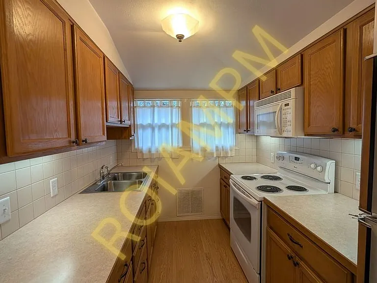 1410 Maple Ave — Photo 4