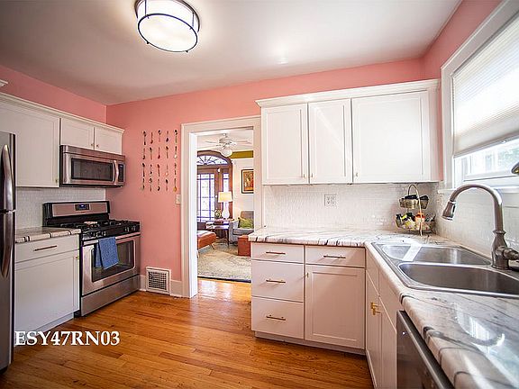 3rd image of 2942 Iowa St