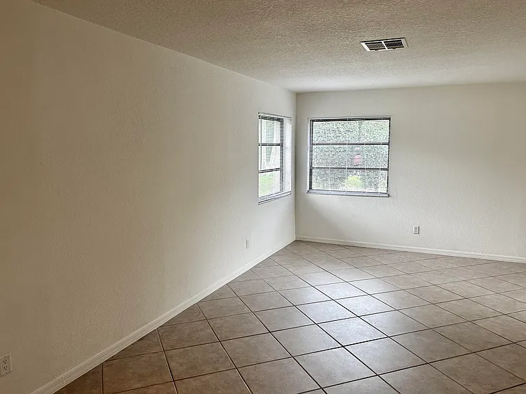 6162 Amberwoods Dr — Photo 10