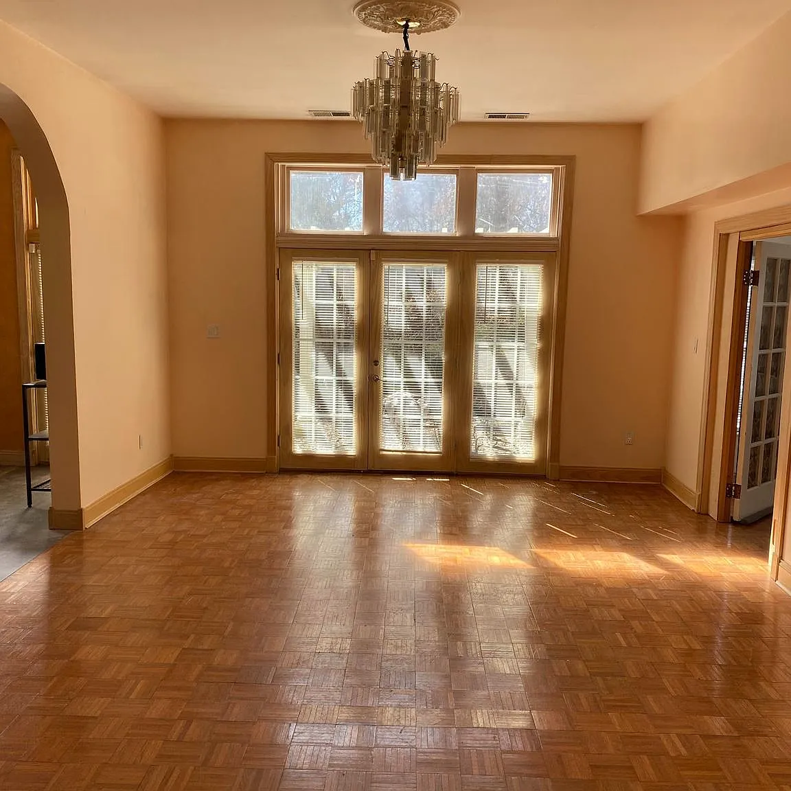 5 bed, 2.0 bath, 3000 sqft, $3,950 — Photo 2
