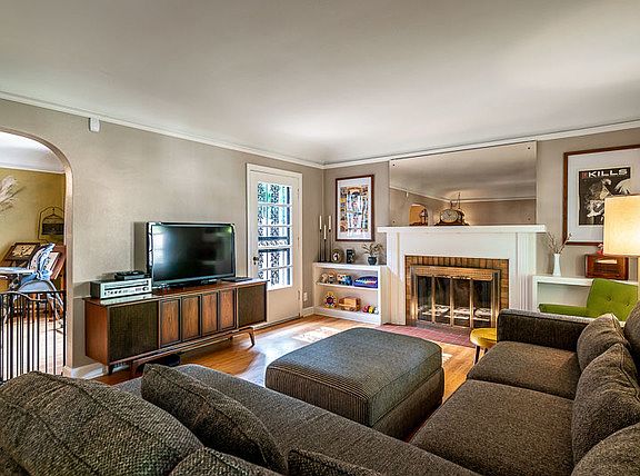 3rd image of 223 Oak Knolls Ave