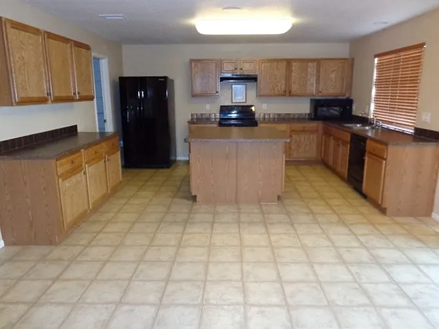 3 bed, 2.5 bath, 3692 sqft, $3,555 — Photo 2