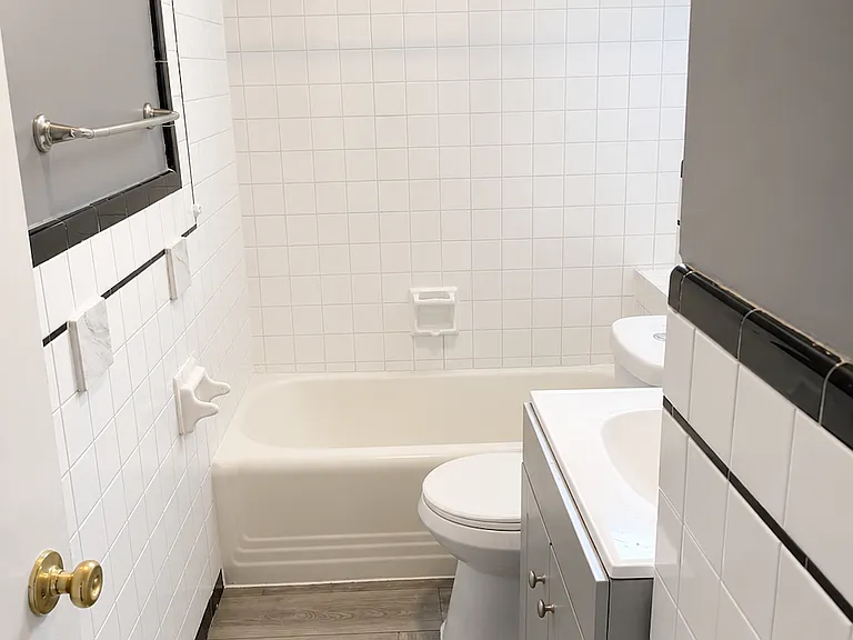4105 Fernhill Ave #2W — Photo 3