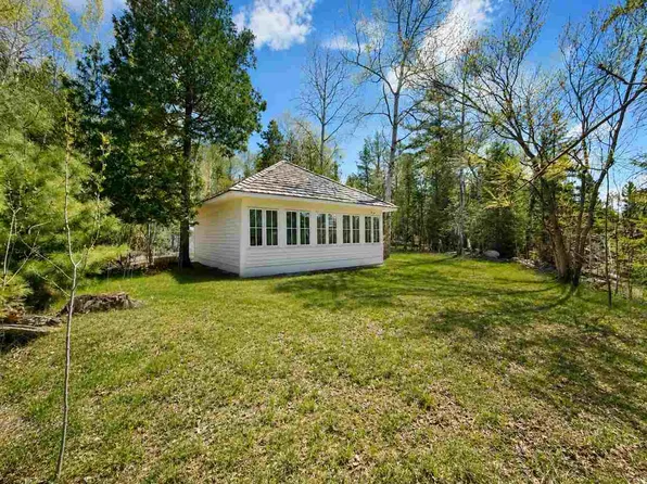 9294 Woods Rd, Charlevoix, MI 49720