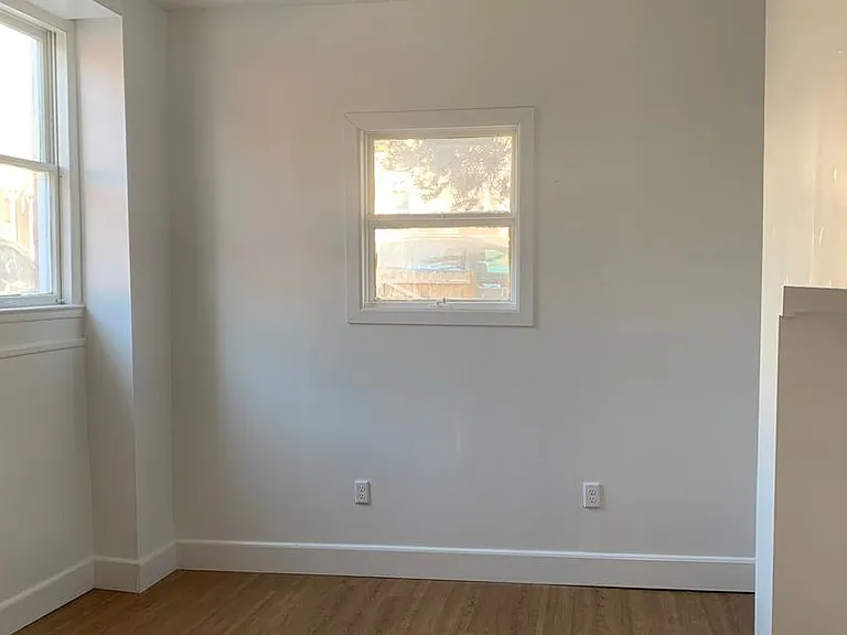 489 W Market St #2 — Photo 4