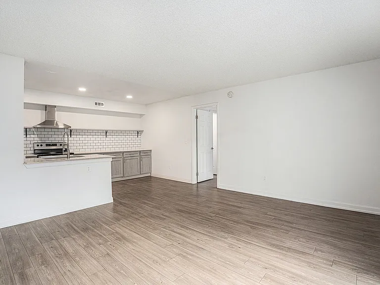 Oakdale Springs Apartments — Photo 20