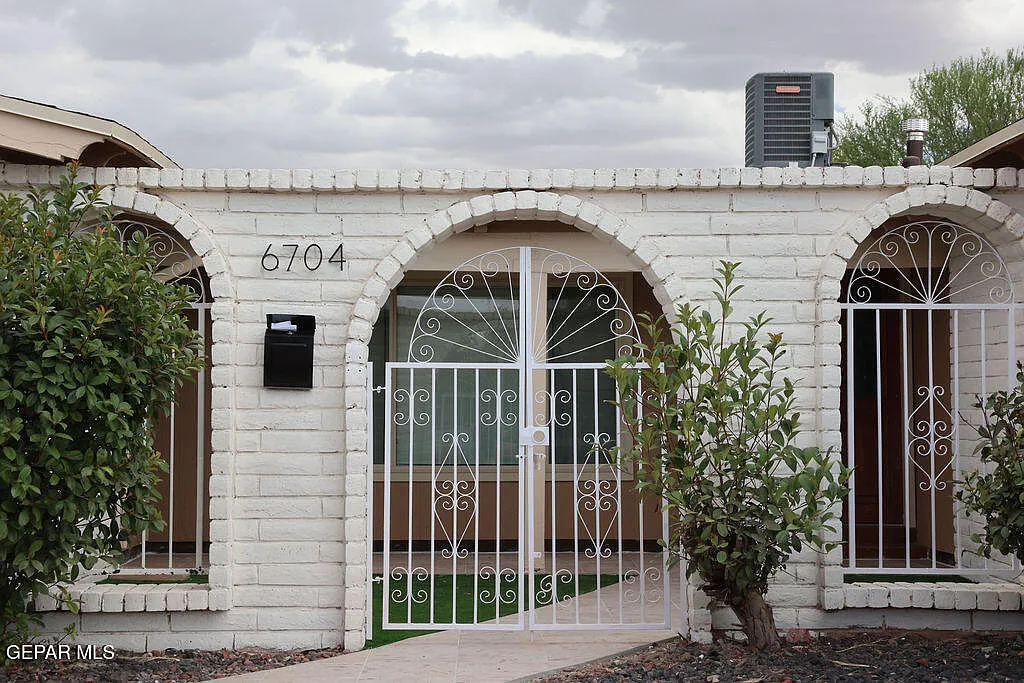 3 bed, 2.0 bath, 1804 sqft — Photo 4