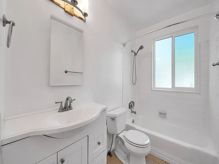 4350 Franklin Ave — Photo 12