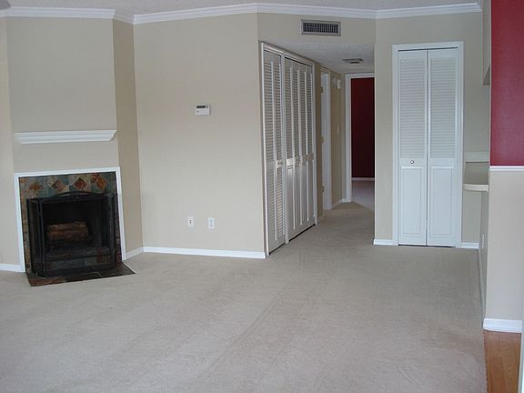 Large living room w/ fireplace new carpet