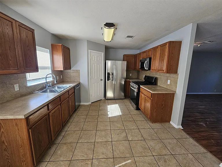 580 Hometown Pkwy — Photo 11