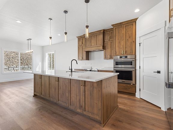 4th image of 638 E Mountain Rd N