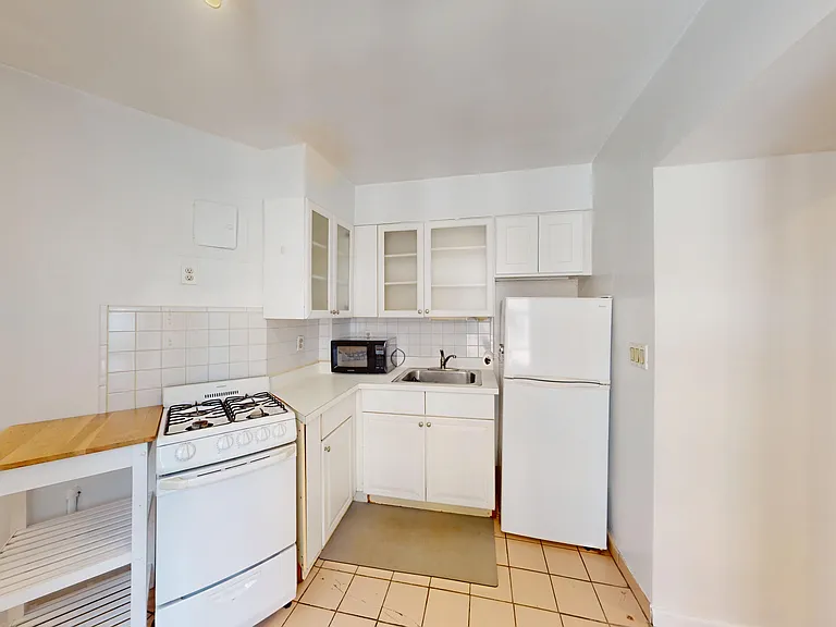 300 1/2 E 65th St #4 — Photo 15