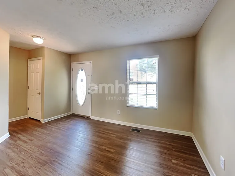 2315 Hayward Ln — Photo 5