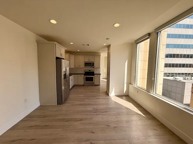 314 W 6th St #501 — Photo 14